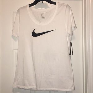 NEW Women’s Nike tee. Sz M. NWT